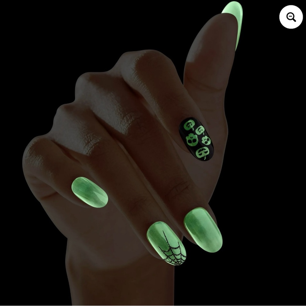 KISS Impress Halloween Glow in the Dark Press On Nail Set, 2 Design Set - Picture 3 of 11